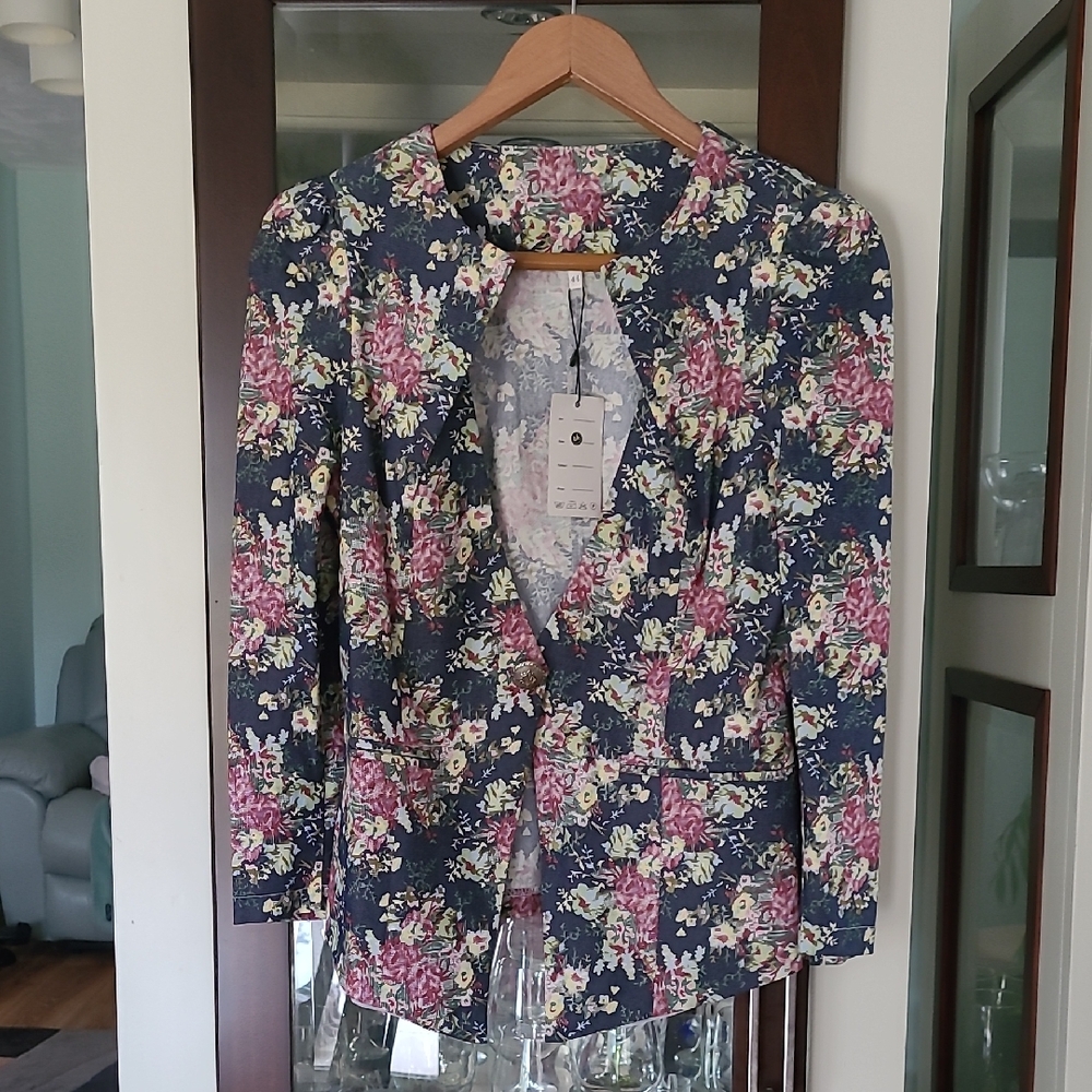 NWT Navy Floral Blazer ❤️